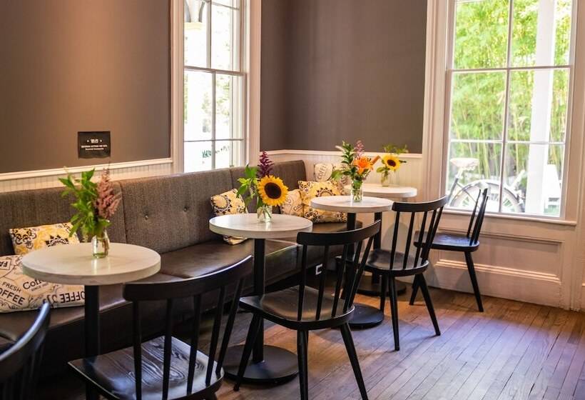 هتل Brannan Cottage Inn