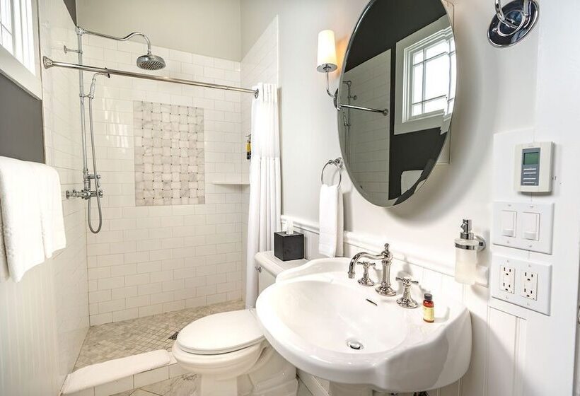 هتل Brannan Cottage Inn