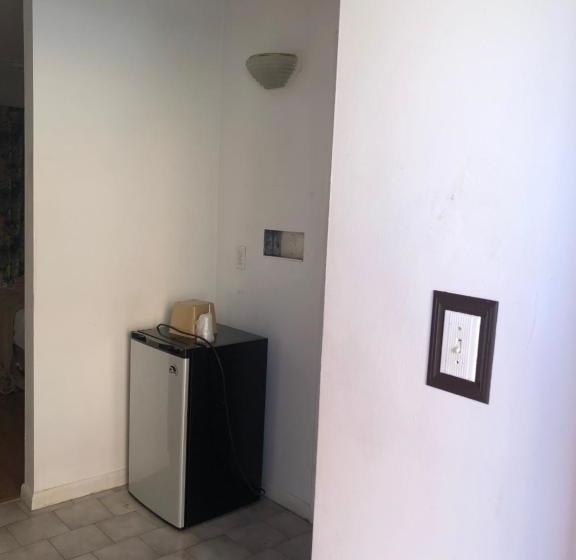 فندق Camelot Waterfront Inn