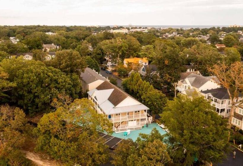 Отель Canalside Inn