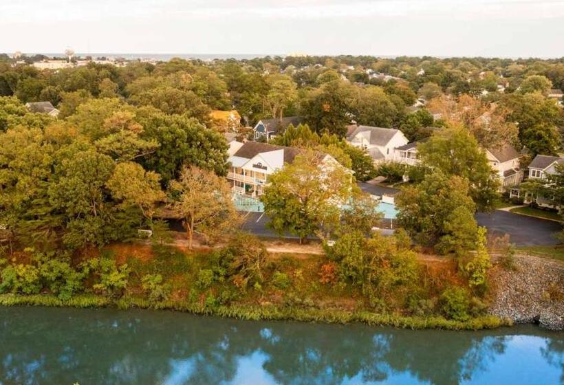 Отель Canalside Inn