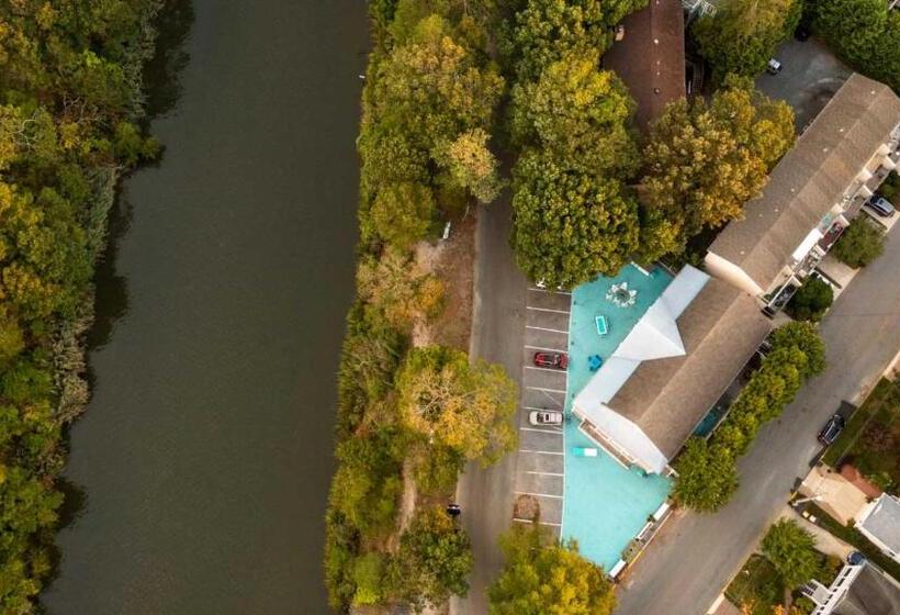 Отель Canalside Inn