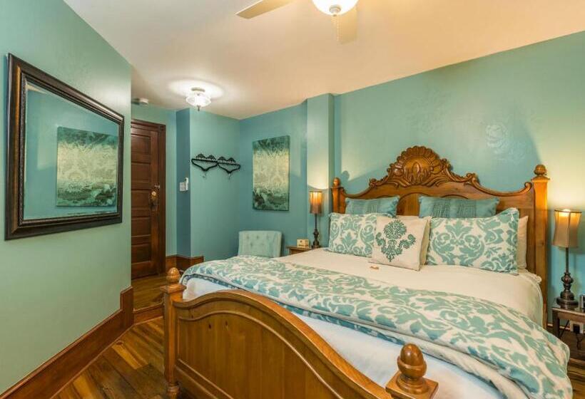 فندق Carriage Way Inn Bed & Breakfast Adults Only   21 Years Old And Up