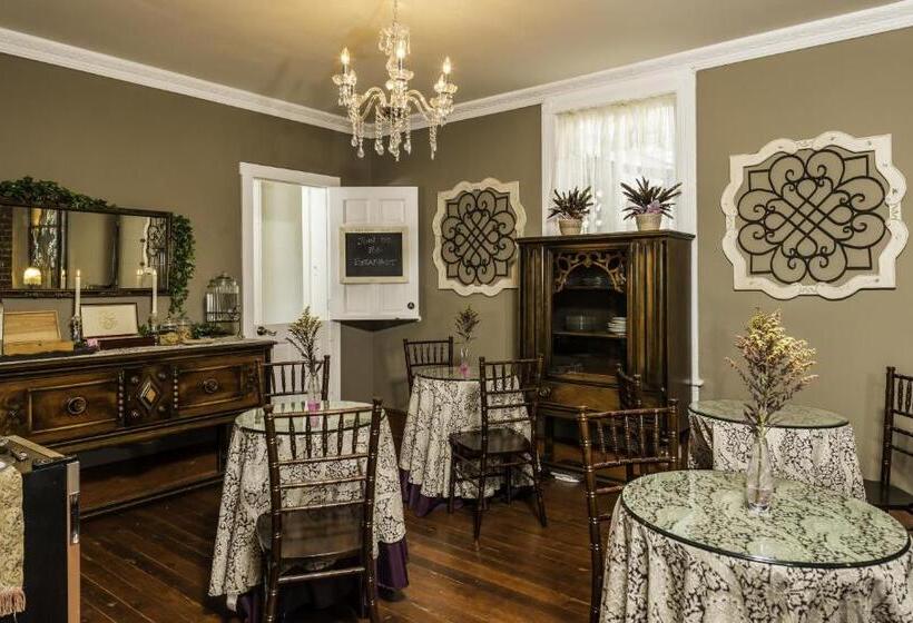 فندق Carriage Way Inn Bed & Breakfast Adults Only   21 Years Old And Up