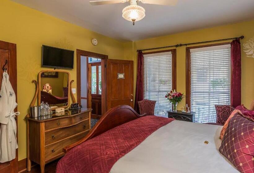 فندق Carriage Way Inn Bed & Breakfast Adults Only   21 Years Old And Up