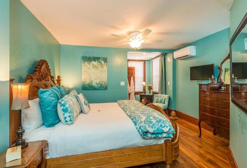 فندق Carriage Way Inn Bed & Breakfast Adults Only   21 Years Old And Up