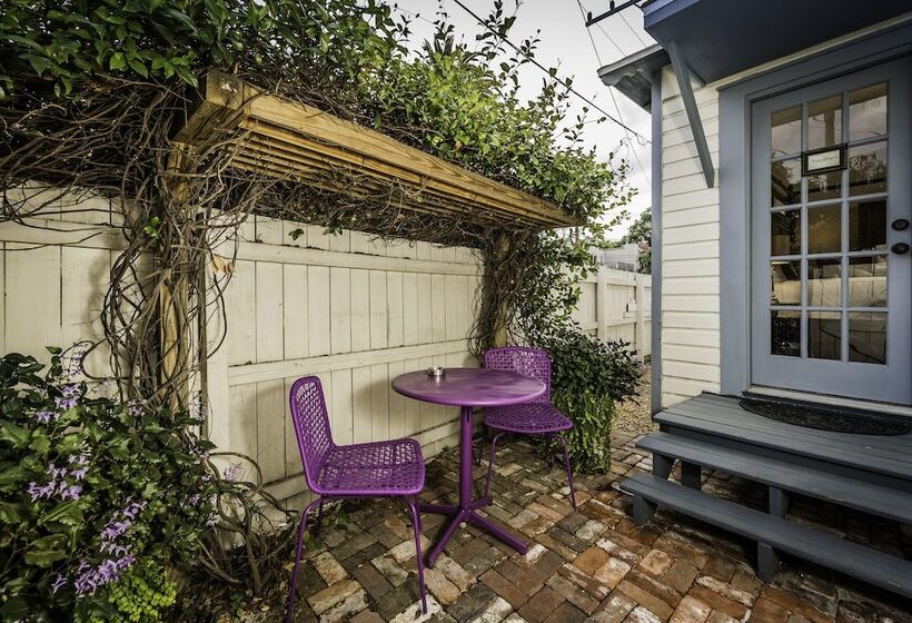 فندق Carriage Way Inn Bed & Breakfast Adults Only   21 Years Old And Up