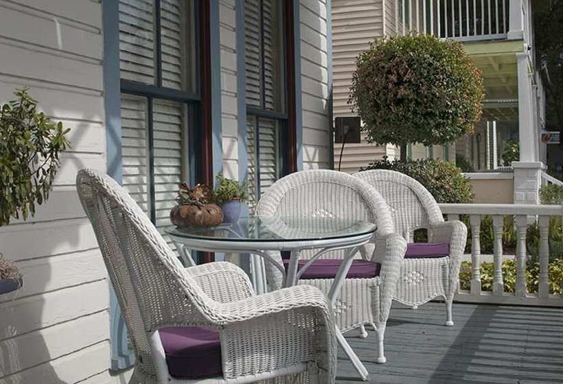 فندق Carriage Way Inn Bed & Breakfast Adults Only   21 Years Old And Up