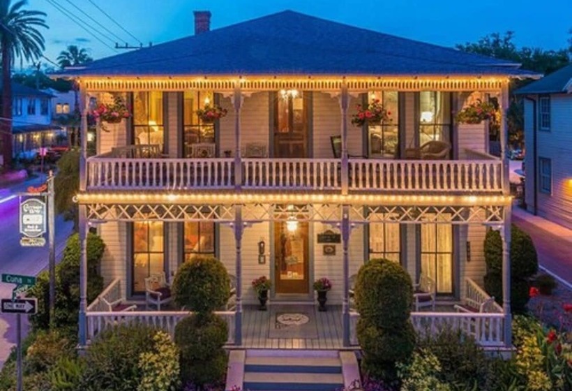 فندق Carriage Way Inn Bed & Breakfast Adults Only   21 Years Old And Up