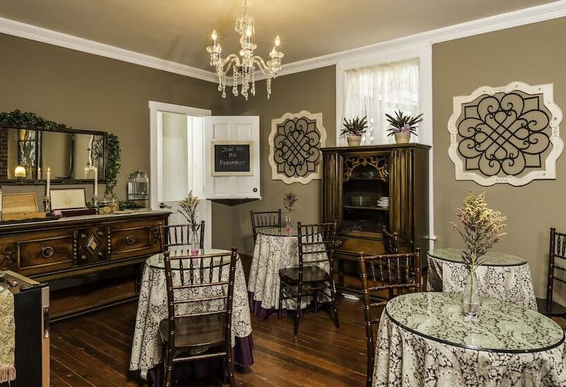 فندق Carriage Way Inn Bed & Breakfast Adults Only   21 Years Old And Up