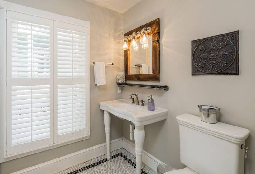 فندق Carriage Way Inn Bed & Breakfast Adults Only   21 Years Old And Up