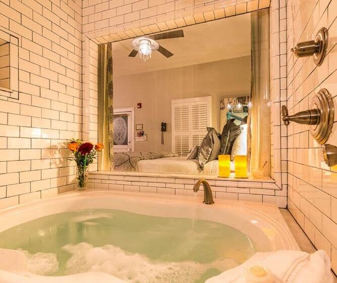 فندق Carriage Way Inn Bed & Breakfast Adults Only   21 Years Old And Up