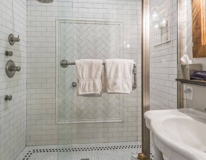 فندق Carriage Way Inn Bed & Breakfast Adults Only   21 Years Old And Up