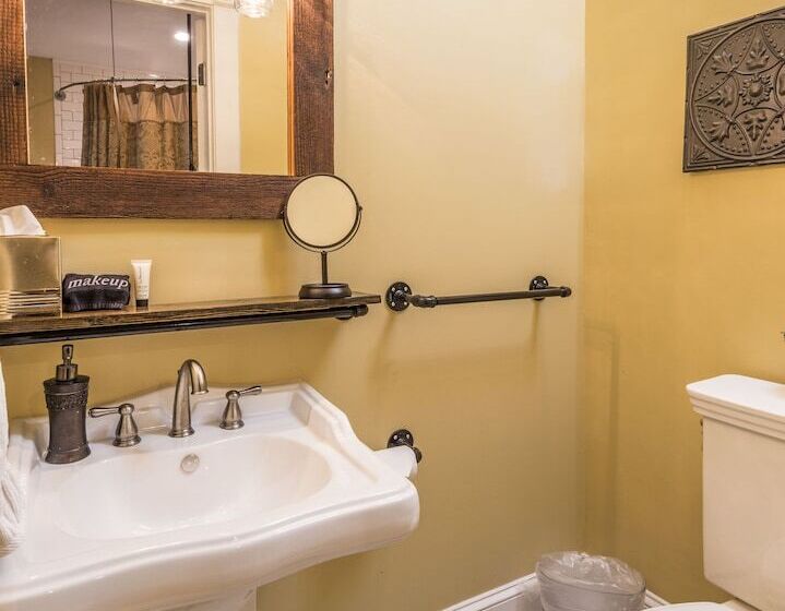 فندق Carriage Way Inn Bed & Breakfast Adults Only   21 Years Old And Up