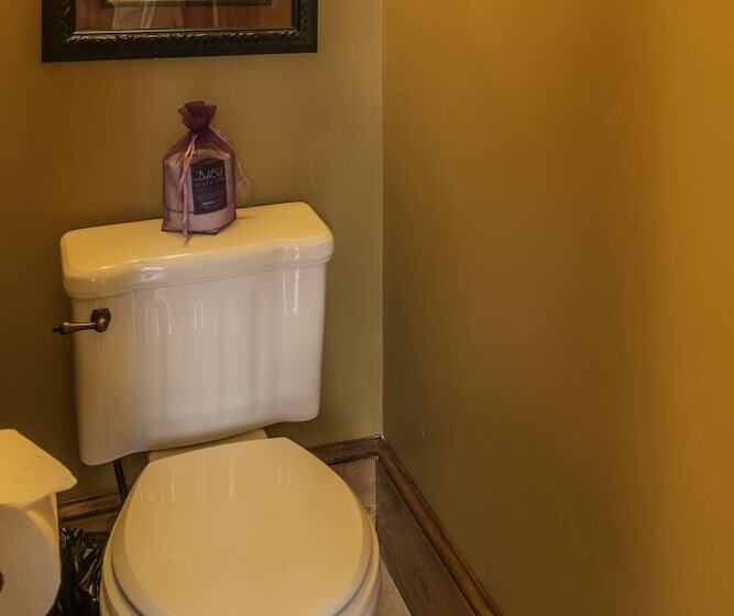 فندق Carriage Way Inn Bed & Breakfast Adults Only   21 Years Old And Up