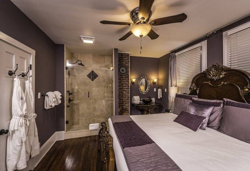 فندق Carriage Way Inn Bed & Breakfast Adults Only   21 Years Old And Up