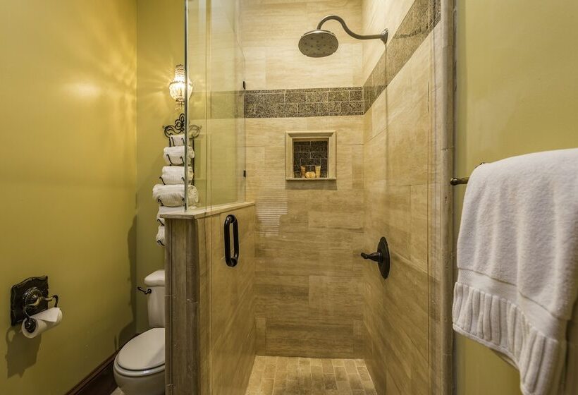 فندق Carriage Way Inn Bed & Breakfast Adults Only   21 Years Old And Up