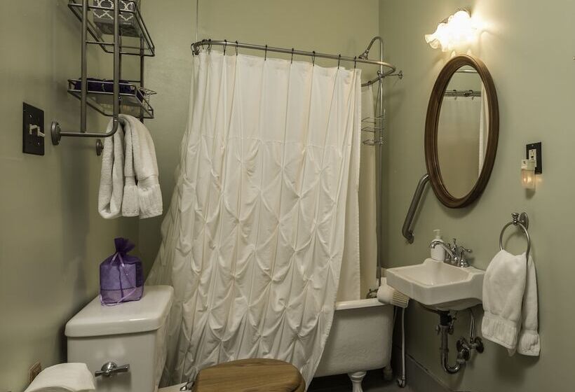 فندق Carriage Way Inn Bed & Breakfast Adults Only   21 Years Old And Up