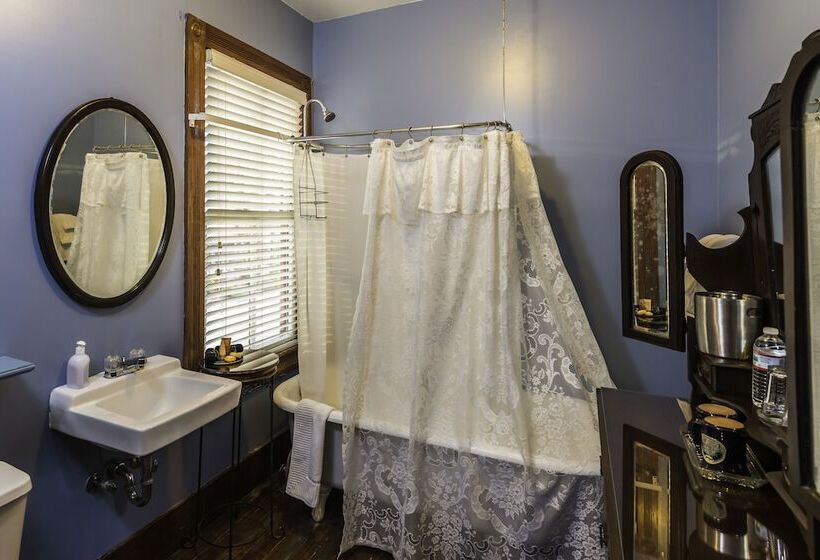 فندق Carriage Way Inn Bed & Breakfast Adults Only   21 Years Old And Up