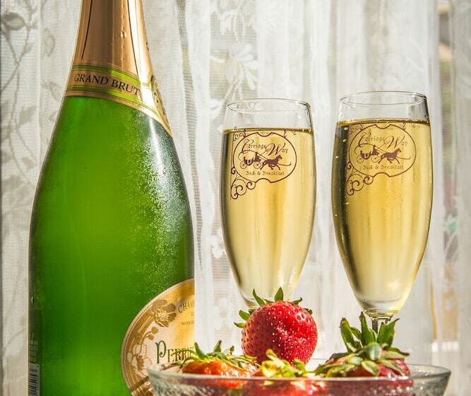 فندق Carriage Way Inn Bed & Breakfast Adults Only   21 Years Old And Up