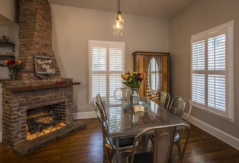 فندق Carriage Way Inn Bed & Breakfast Adults Only   21 Years Old And Up