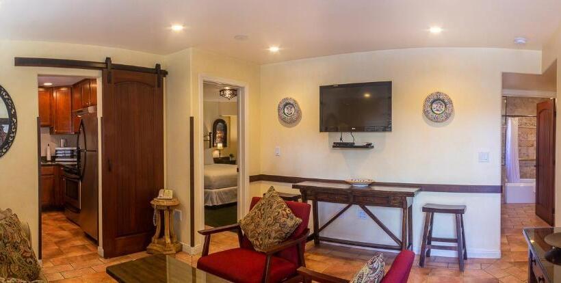 فندق Castillo Inn At The Beach