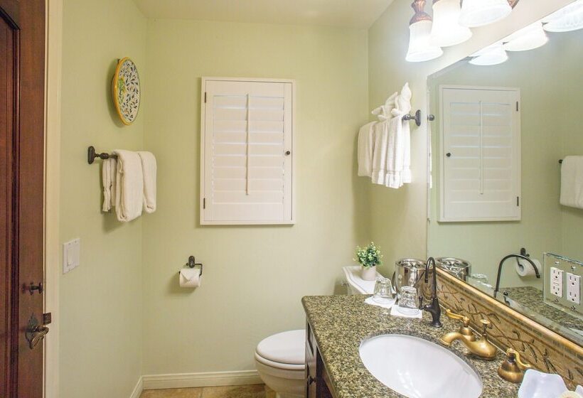 فندق Castillo Inn At The Beach