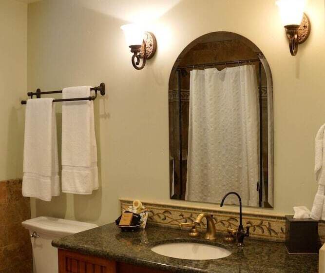 فندق Castillo Inn At The Beach