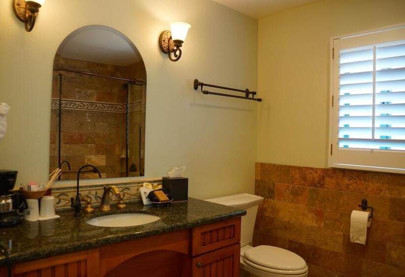 فندق Castillo Inn At The Beach