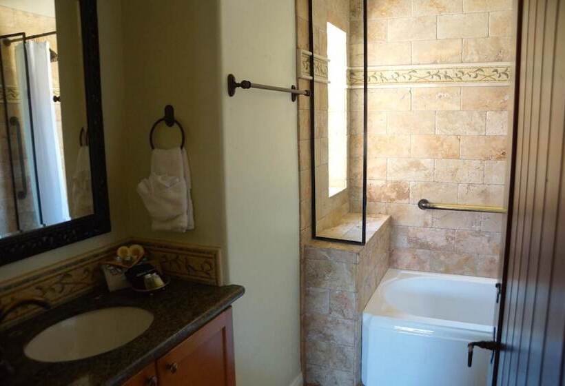 فندق Castillo Inn At The Beach