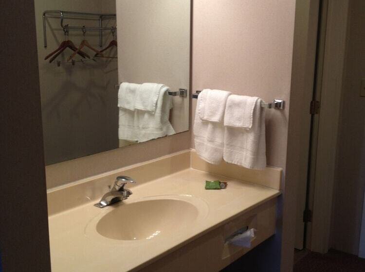 Отель Cedar Hill Lodge