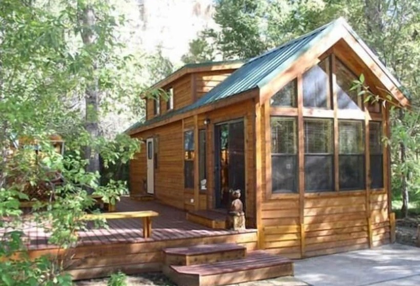 בית מלון כפרי Cedar Pines Resort