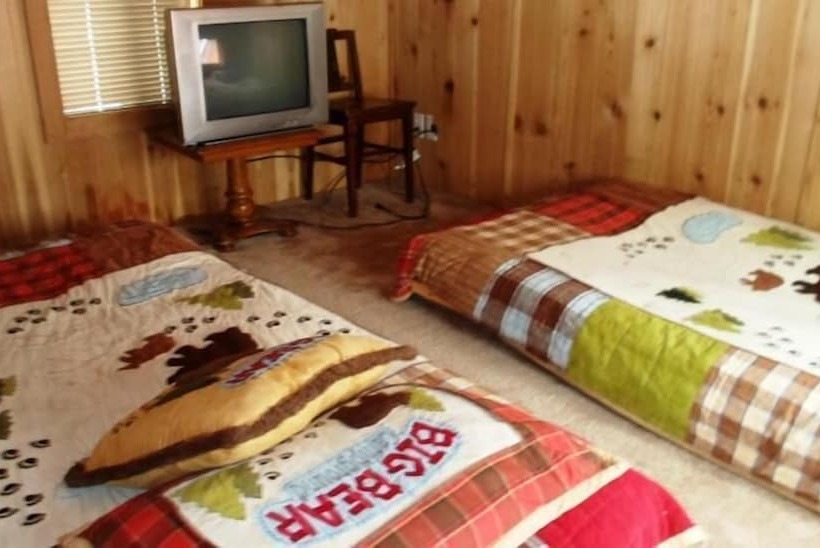 בית מלון כפרי Cedar Pines Resort