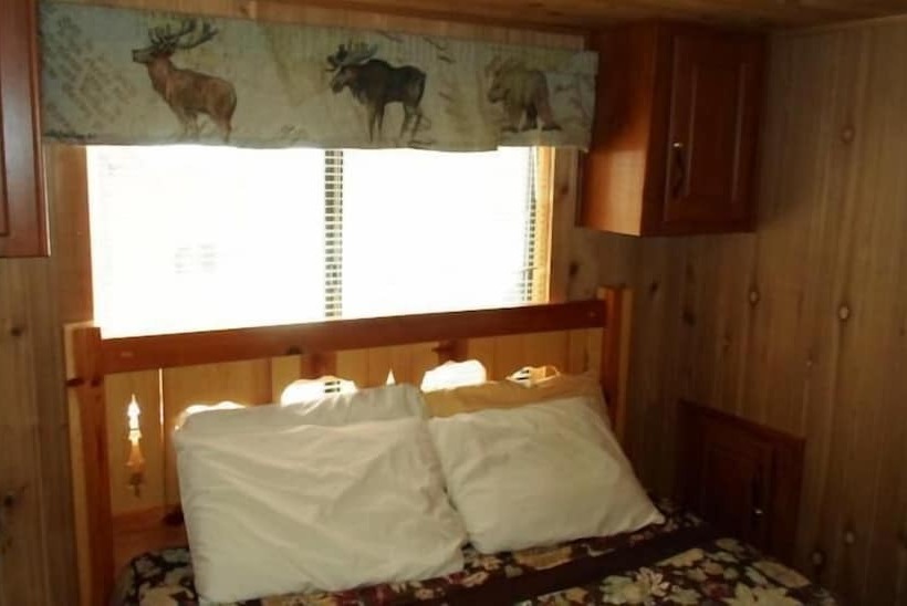 בית מלון כפרי Cedar Pines Resort