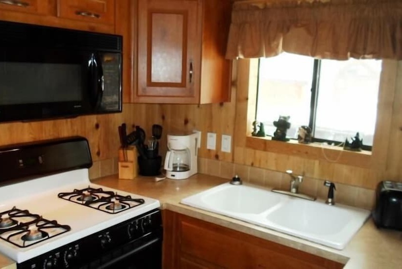 בית מלון כפרי Cedar Pines Resort