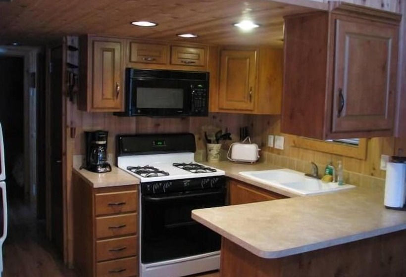 בית מלון כפרי Cedar Pines Resort