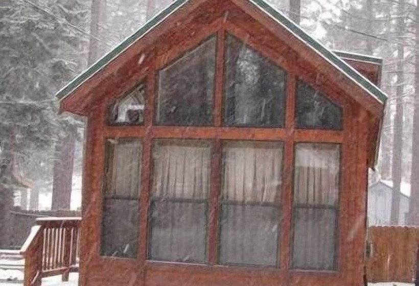 בית מלון כפרי Cedar Pines Resort