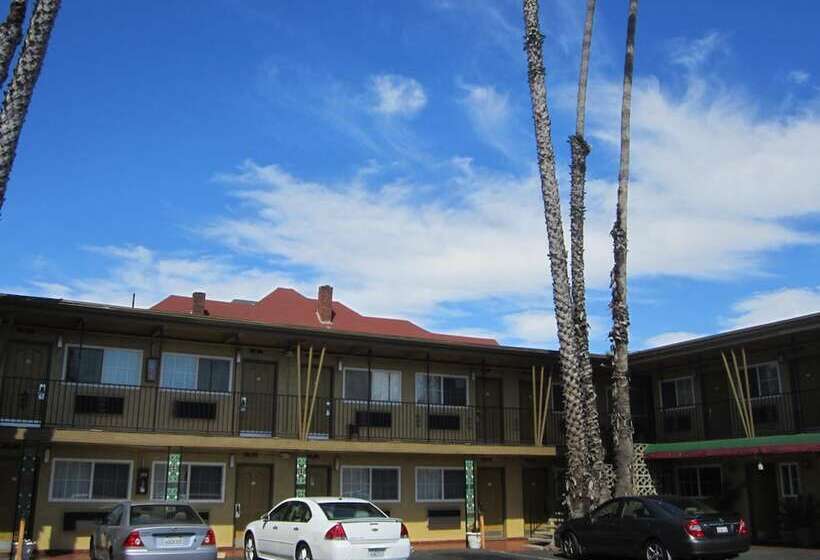 فندق Civic Center Lodge / Lake Merritt Bart