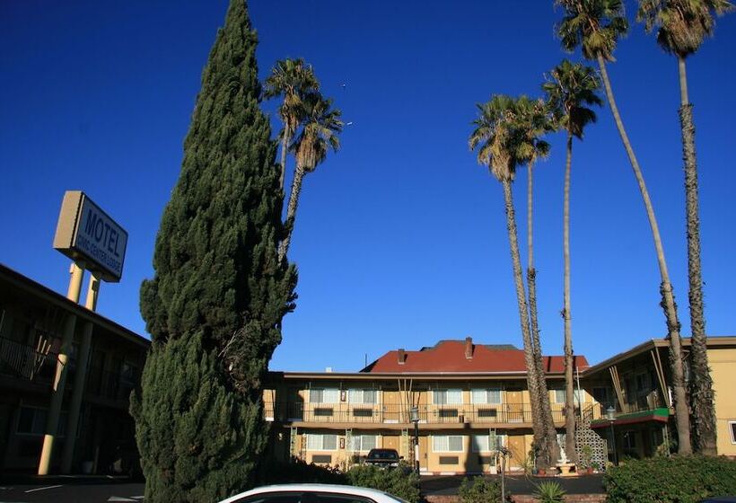 فندق Civic Center Lodge / Lake Merritt Bart