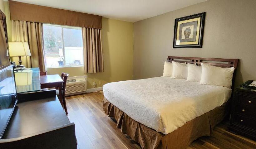 Отель Crest Trail Lodge