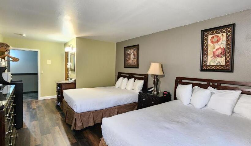 Отель Crest Trail Lodge