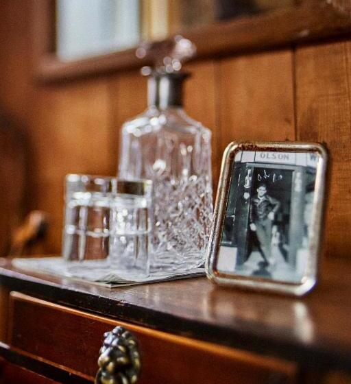 호텔 Crew S Quarters Boarding House   Caters To Men