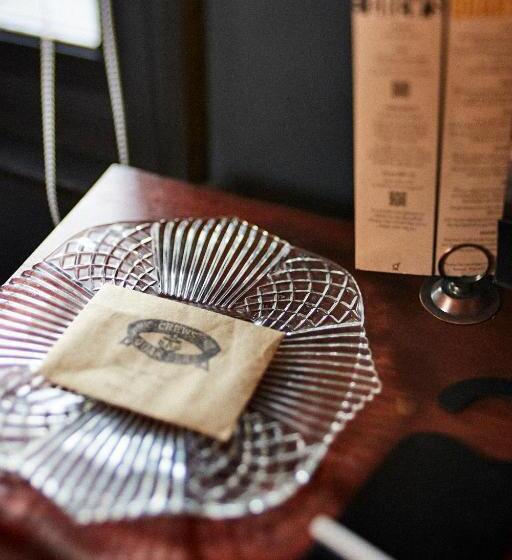 호텔 Crew S Quarters Boarding House   Caters To Men