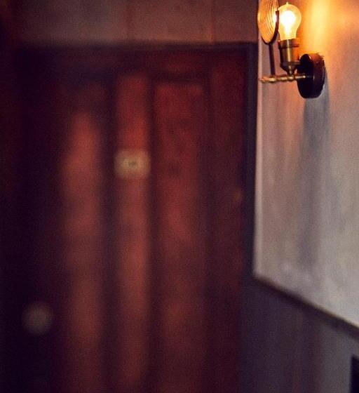 호텔 Crew S Quarters Boarding House   Caters To Men