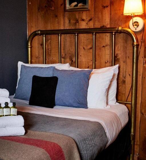 호텔 Crew S Quarters Boarding House   Caters To Men