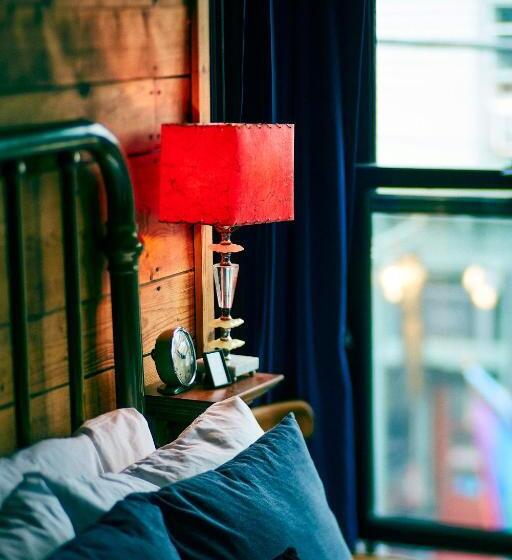 호텔 Crew S Quarters Boarding House   Caters To Men