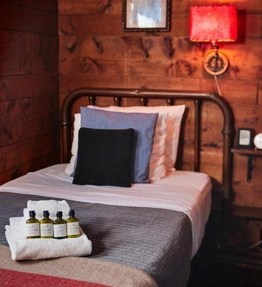 호텔 Crew S Quarters Boarding House   Caters To Men