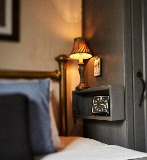 호텔 Crew S Quarters Boarding House   Caters To Men