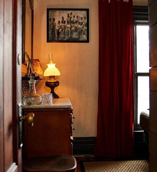 호텔 Crew S Quarters Boarding House   Caters To Men