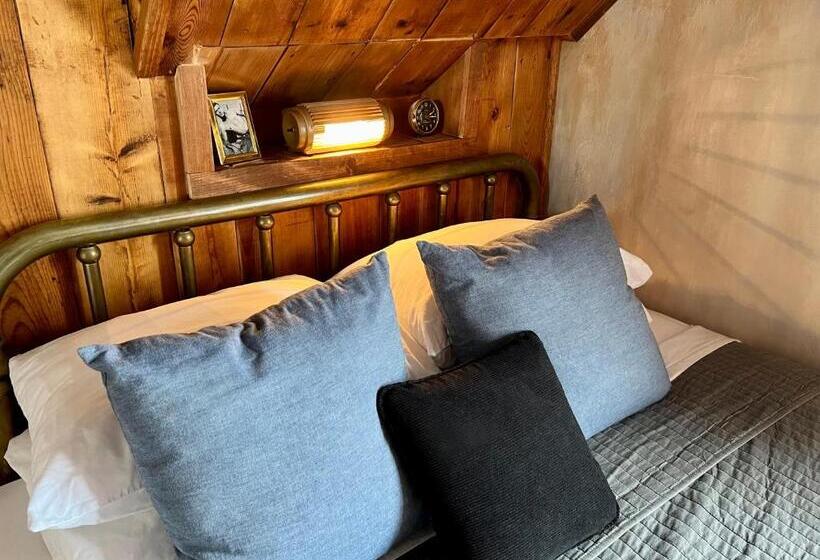 호텔 Crew S Quarters Boarding House   Caters To Men